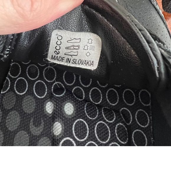 Ecco Black Low Profile Leather Sneakers. Size 38 (7-7.5) Great Condition!! - Picture 8 of 12